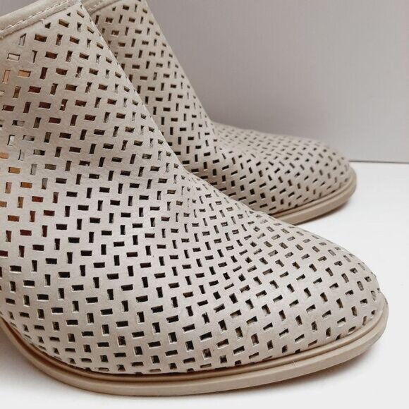 DV by Dolce Vita \ Slip-On Laser Cut-Out Mules Chunky High Heel Shoes Cream 7.5 - Picture 3 of 16